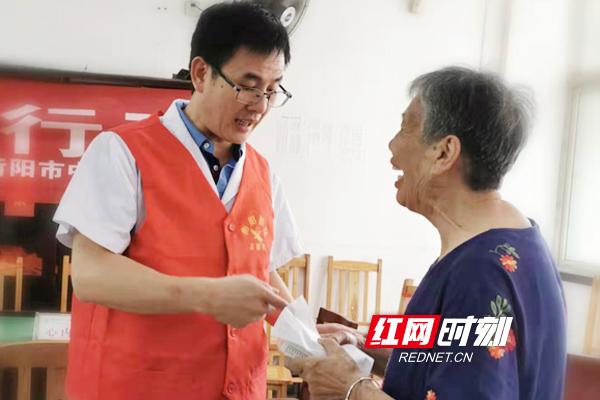 7月19日,衡阳市中心医院医疗人员为群众提供健康教育,健康咨询.